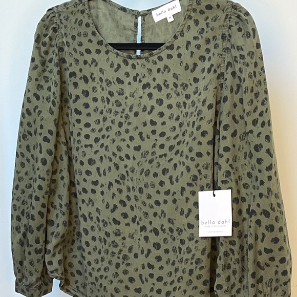 Bella Dahl Tops - NWT Bella Dahl Animal Print Blouse, size Medium, with tags